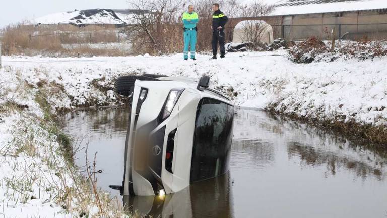 De elektrische auto lag op zijn zijkant in het water (Foto: Gabor Heeres SQ Vision Mediaprodukties).