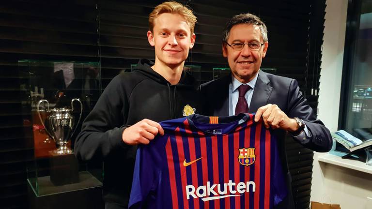 Frenkie de Jong met voorzitter Josep Maria Bartomeu van FC Barcelona. (Foto: ANP)