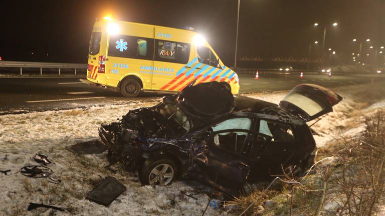 Auto raakt van de weg en slaat over de kop (Foto: Bart Meesters)