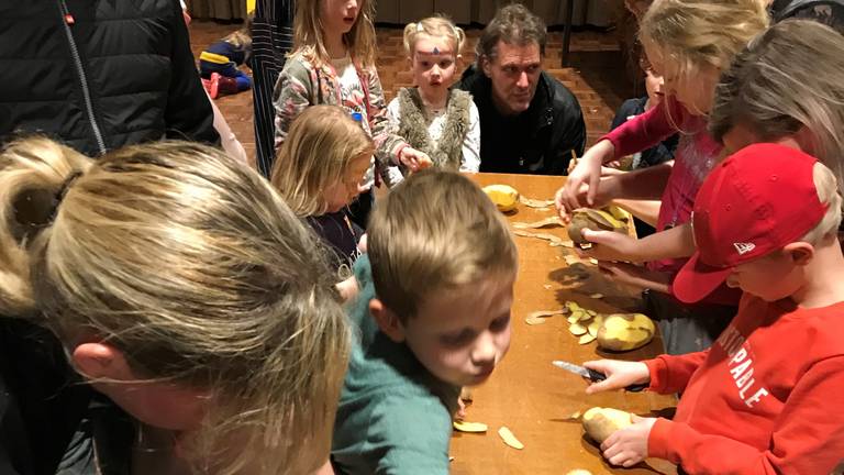 De kinderen schillen fanatiek de aardappels (Foto: Maurice Broeren)