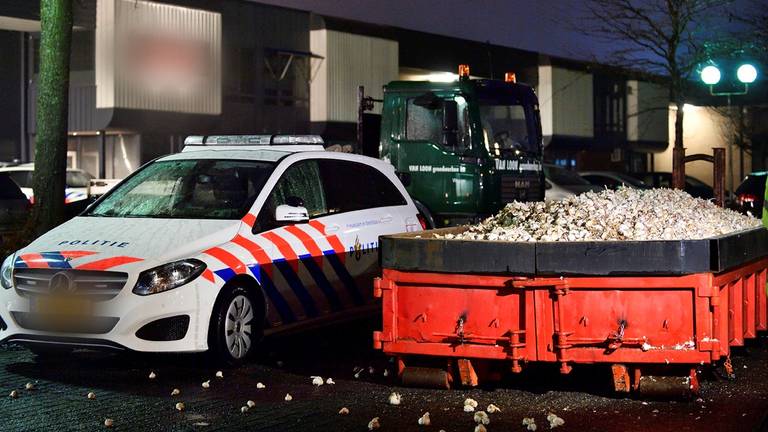 In een container vol knoflookbollen zoeken naar drugs (foto: Erald van der Aa)