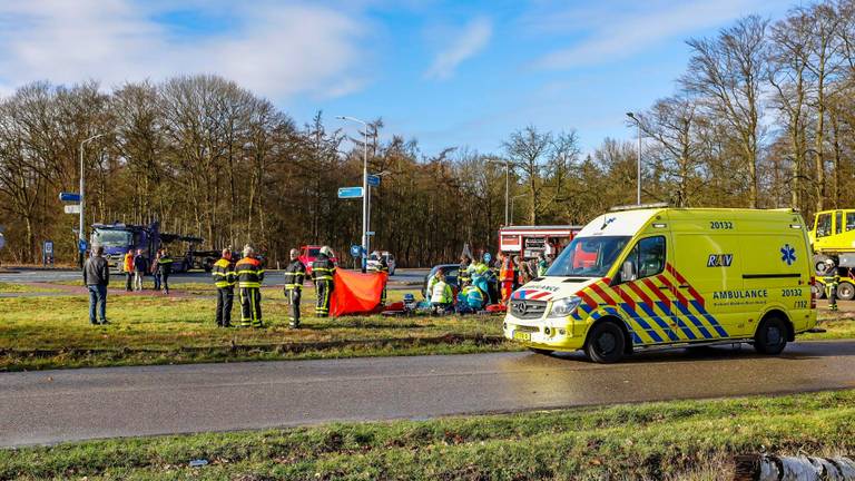 De bestuurder van de personenauto raakte zwaargewond. (Foto: Marcel van Dorst/ SQ Vision)