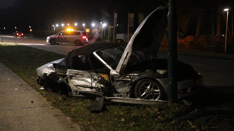 Een van de auto's zit helemaal in elkaar (foto: Christian Traets/SQ Vision Mediaprodukties)