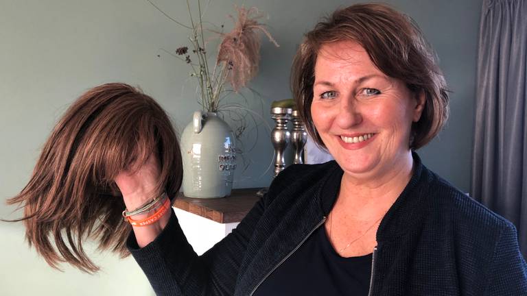 Jeannie van Nuenen met de pruik die zij tijdens haar ziekte een half jaar gedragen heeft (Foto: Imke van de Laar)