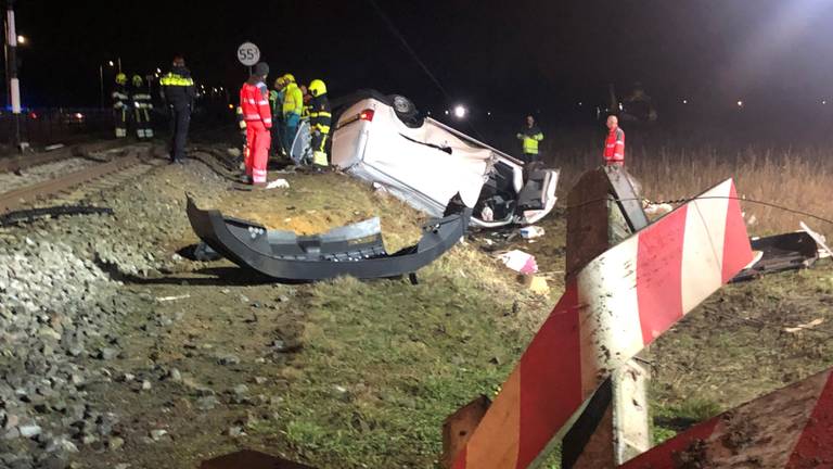 Een 29-jarige man uit Helmond botste met zijn bestelbusje tegen een trein. (Foto: Fer Traugott)