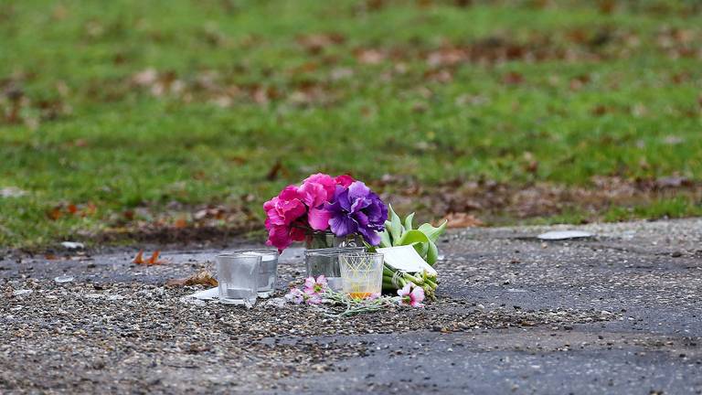 Bloemen op de plek waar maandag Hakan Zatsan werd doodgeschoten (Foto: Charles Mallo)