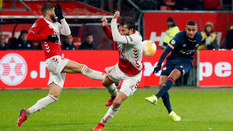 Mohammed Ihattaren schiet op doel tegen FC Utrecht (foto: VI Images).