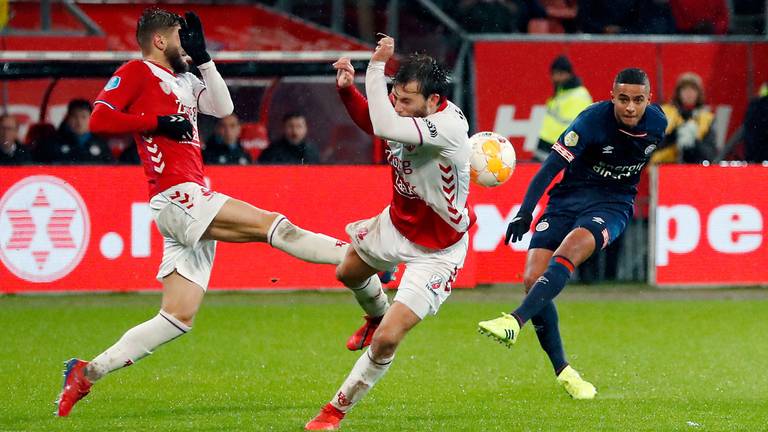 Mohammed Ihattaren schiet op doel tegen FC Utrecht (foto: VI Images).