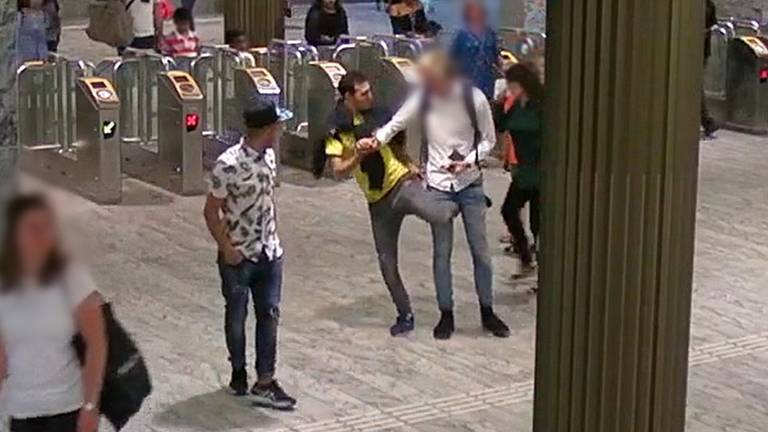 Een zakkenroller in Breda deed een 'voetbaltruc' om de telefoon van zijn slachtoffer te stelen. (Foto: Opsporing Verzocht)