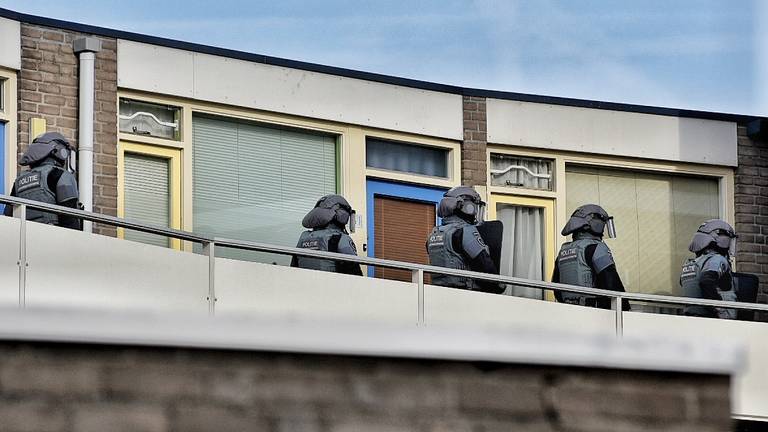 Een arrestatieteam viel een woning binnen in Tilburg. (Foto: Toby de Kort)