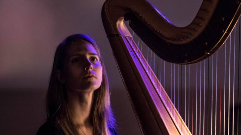 Harpiste Marieke Schoenmakers (foto: Jean-Pierre Geussens)