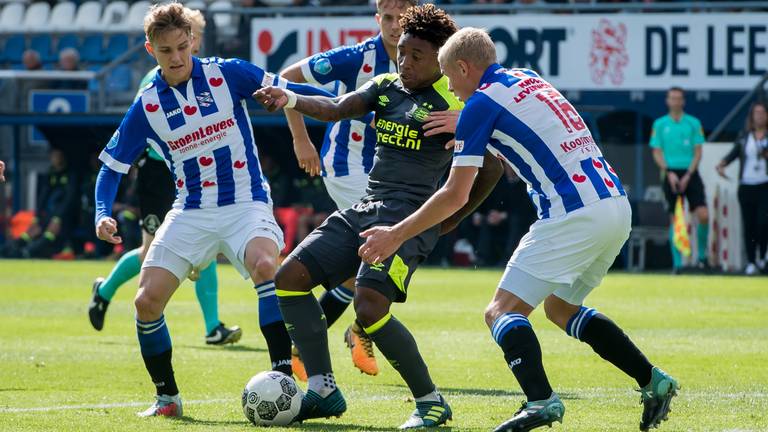 Steven Bergwijn in duel met drie Heerenveen-spelers (foto: VI Images).