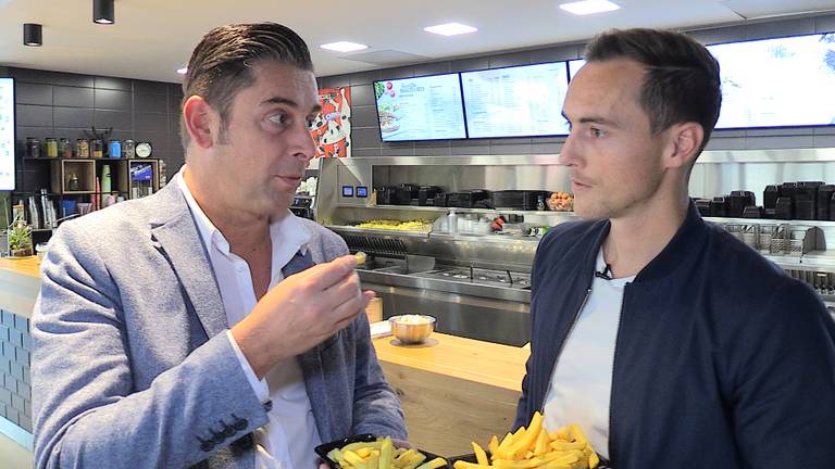 Verslaggever Ronald Sträter eet een frietje met Freek Heerkens van Willem II.