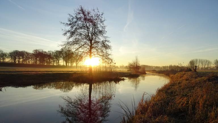 De zon komt op in Stiphout. (foto: Willem van Nunen)