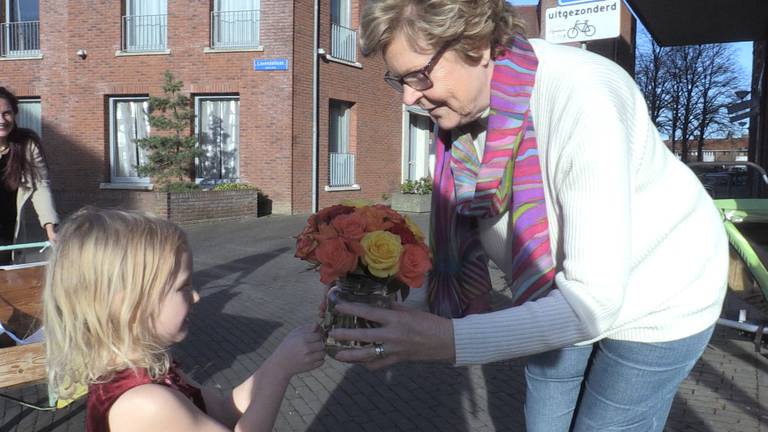 Izis (4) maakt boeketjes van oude bloemen en geeft ze aan ouderen in de buurt.