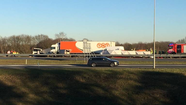 Meerdere voertuigen zijn betrokken bij het ongeluk (foto: Danny van Schijndel)