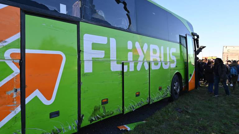 In de bus die bij het ongeluk betrokken was, zaten veel jongeren. (Foto: Tom van der Put/ SQ Vision)