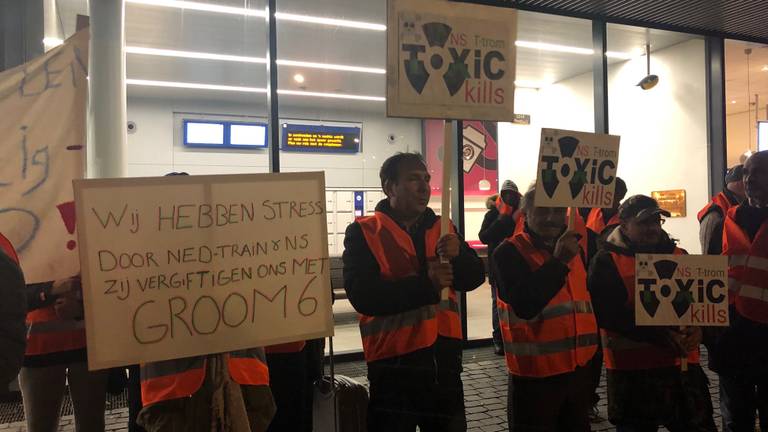 Aan de stille demonstratie deden 25 slachtoffers en nabestaanden mee (foto: Tonnie Vossen)