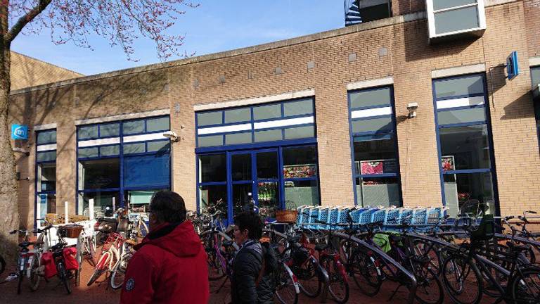 Stroomstoring in het centrum van Oosterhout, Albert Heijn een van de 270 gedupeerde klanten (Foto: Wim Steeghs)