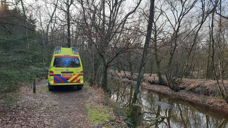 De man reed met zijn scootmobiel in de oude karpervijver (Foto: SQ Vision Mediaprodukties)