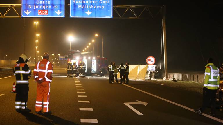 Verschillende hulpdiensten werden opgeroepen na het ongeluk (foto: Bart Meesters/Meesters Multi Media).