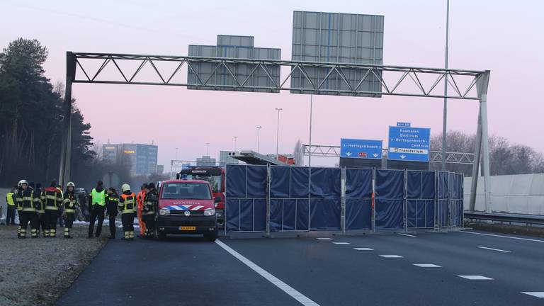Grote schermen werden geplaatst bij de plek van het ongeluk op de A59 (foto: Bart Meesters/Meesters Multi Media).