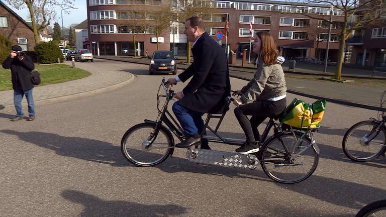Lodewijk Asscher protesteert op de fiets. (foto: Raymond Merkx)