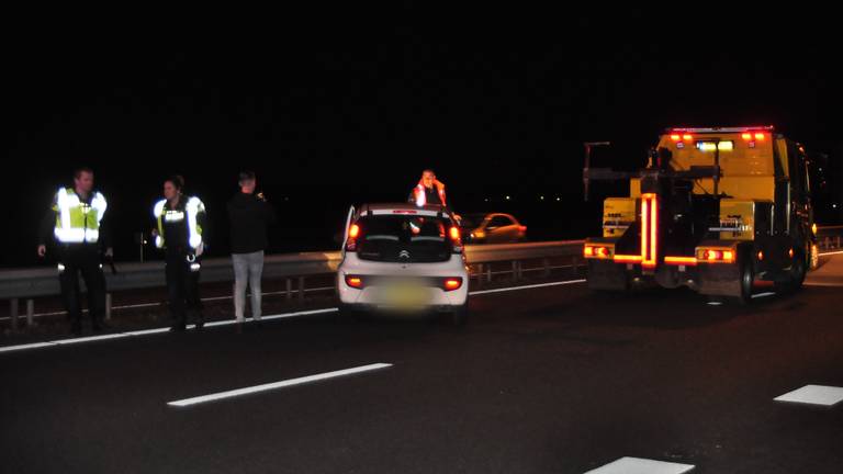 De auto reed tegen de vangrail aan (Foto: FPMB)