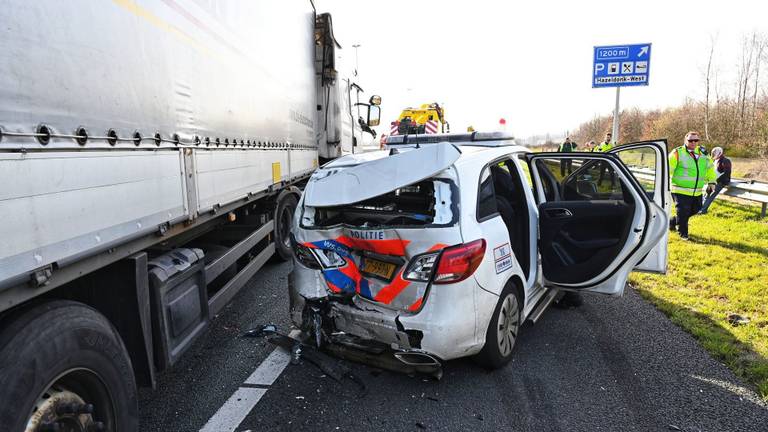 De politie-auto raakte zwaar beschadigd. (Foto: Tom van der Put/ SQ Vision)