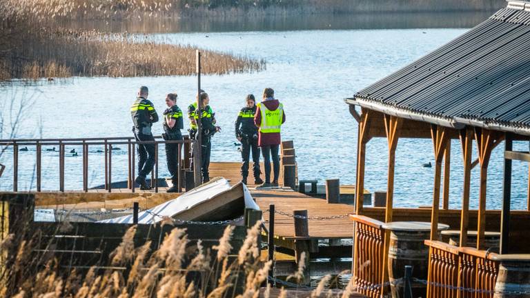 Politie doet onderzoek na de vondst van de dode man (foto: Sem van Rijssel/SQ Vision Mediaprodukties).