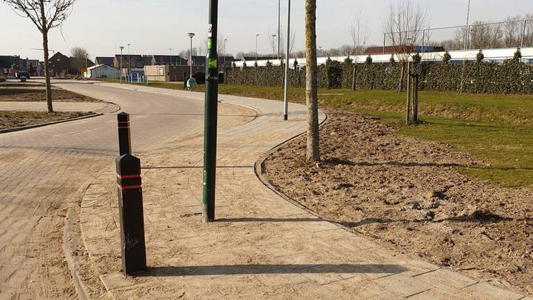 Twee lantaarnpalen midden op een nieuw trottoir in Almkerk (foto Sija op 't Hof  Twitter)