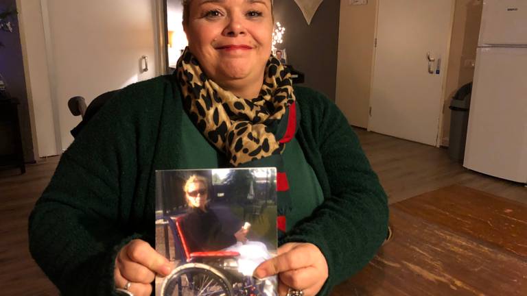 Carolien Janssens met haar boek (Foto: Imke van de Laar)