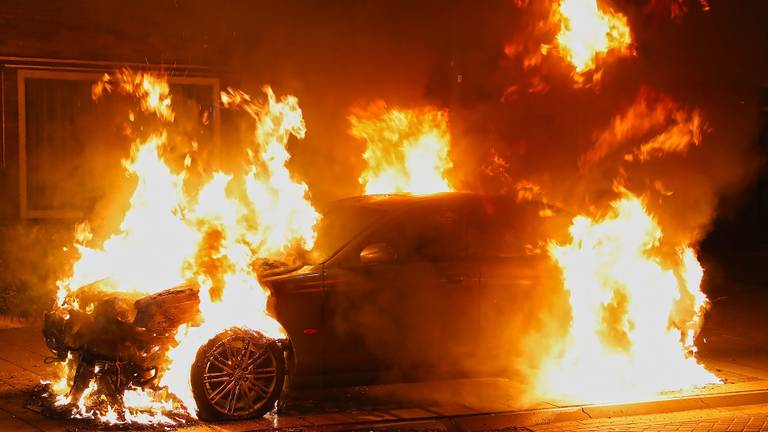 De auto stond volledig in brand. (Foto: Gabor Heeres/SQ Vision)
