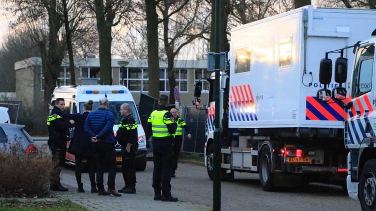 Er was veel politie aanwezig bij de reconstructie die in februari plaatsvond (Foto: Danny van Schijndel).