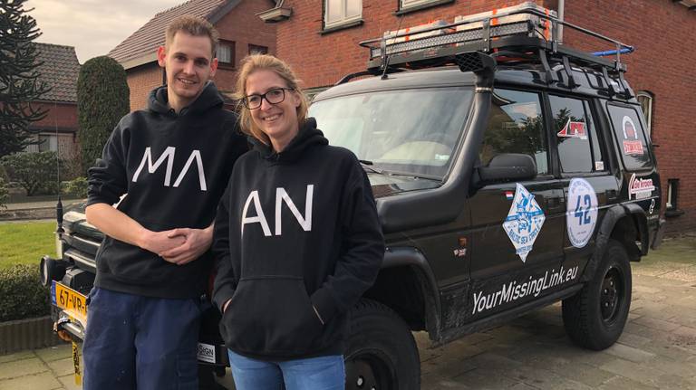 Mark en Angela voor hun Land Rover.