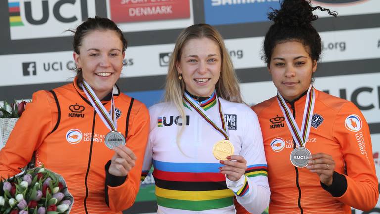 Een glunderende Inge van der Heijden in haar regenboogtrui (Foto: Orange Pictures)