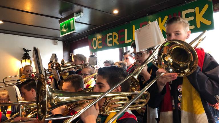 Muziek makende jeugd in Oeteldonk