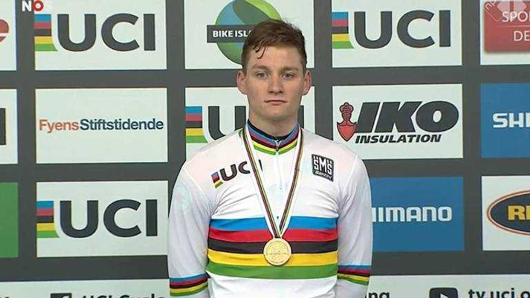 Mathieu van der Poel won zijn tweede regenboogtrui.