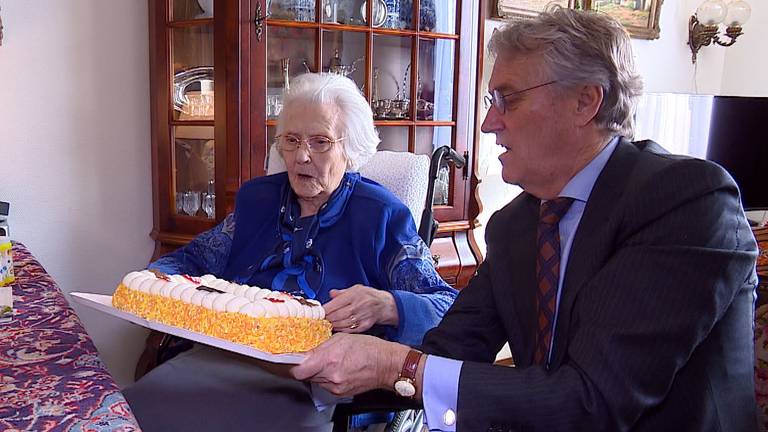 De 105-jarige Rietje van Tuijn-Smulders met burgemeester Jorritsma. (foto: Eva de Schipper)