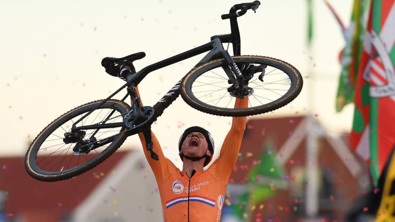 Vreugde bij Mathieu van der Poel na het passeren van de finish (foto: VI Images).