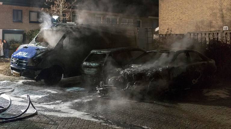 Van de auto's in de Ruyllaan in Grave bleef weinig over. (Foto: SK-Media)