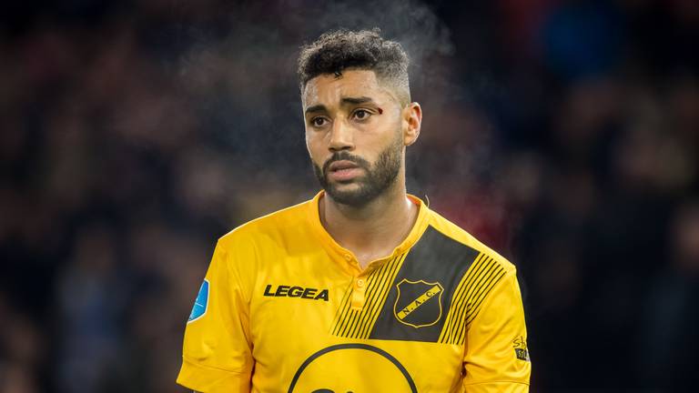 Anouar Kali druipt af na de 3-0 nederlaag van NAC bij De Graafschap. (Foto: VI Images)