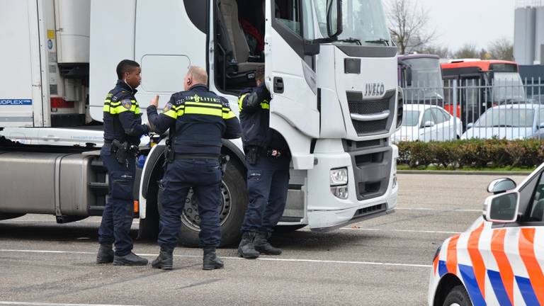 Onderzoek bij de vrachtwagen. (Foto: Perry Roovers/SQ Vision)