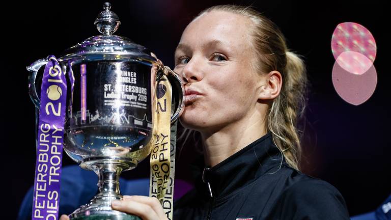 Kiki Bertens met de beker (foto: VI Images).