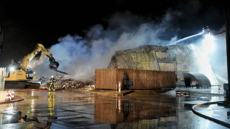 De loods is volledig verwoest (Foto: Toby de Kort)