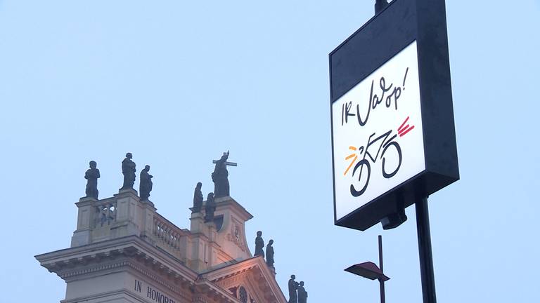 Deze tekst verschijnt als je langs de paal fietst. (foto: Omroep Brabant)