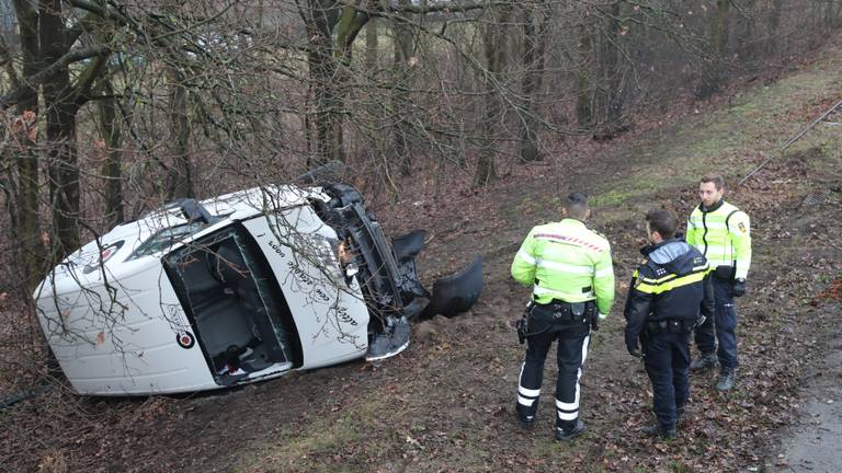 De auto raakte van het talud. (Foto: PBMB/ Erik Haverhals)