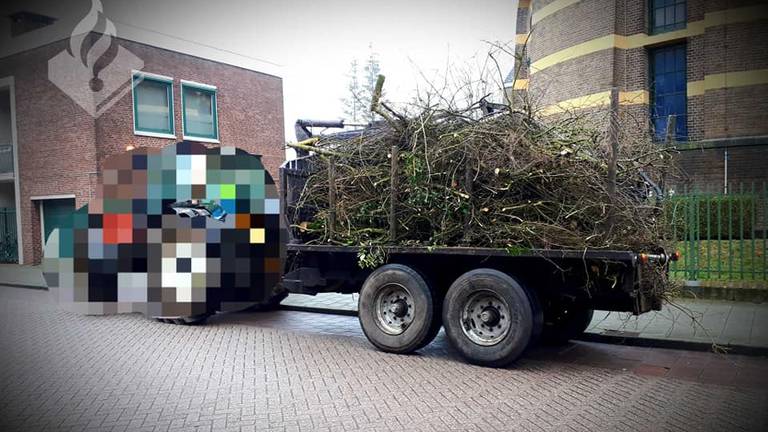 De lading stak tot een meter uit Foto: Politie Tilburg Centrum