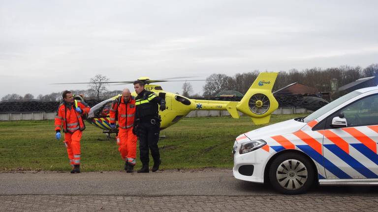 De man raakte bekneld onder zware stellages (foto: Jozef Bijnen/SQ Vision Mediaprodukties)