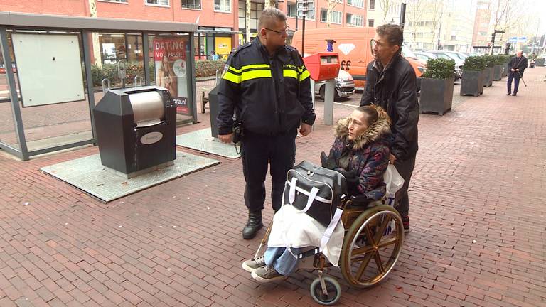 Agent Martin van Els aan het werk op straat in Helmond